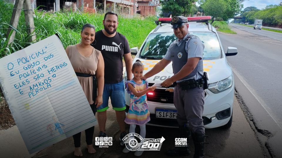 Pequena admiradora entrega cartinha ao policiamento rodoviário em Americana/SP