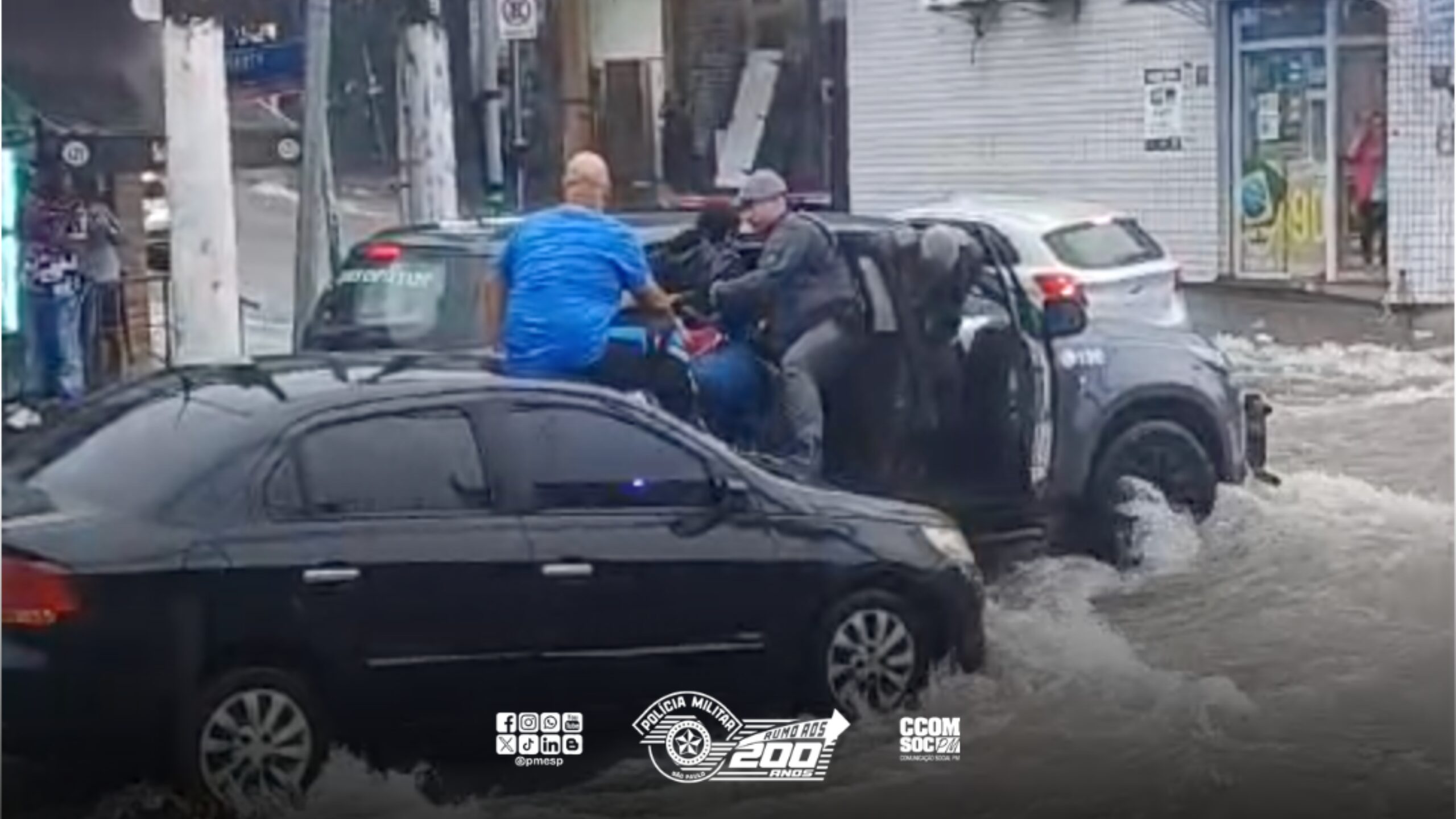 Motoristas são resgatados pela Polícia Militar em área alagada na zona leste