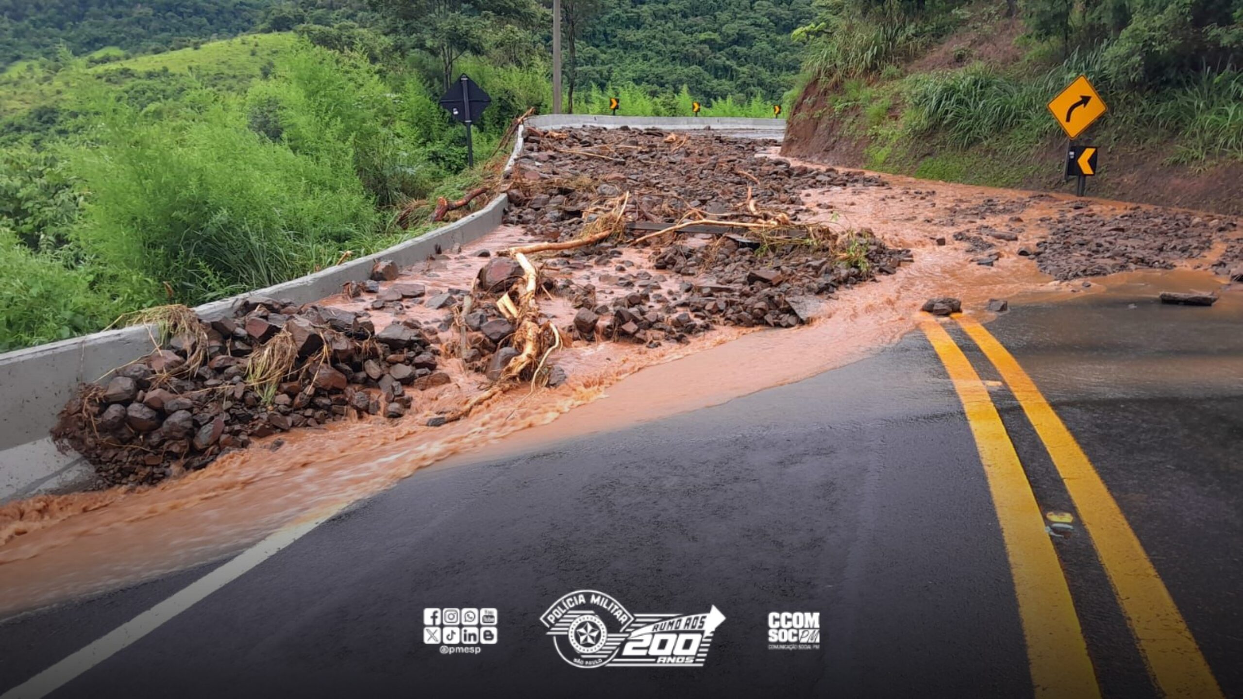 Rodovia é interditada após deslizamento na região de Santa Maria da Serra/SP