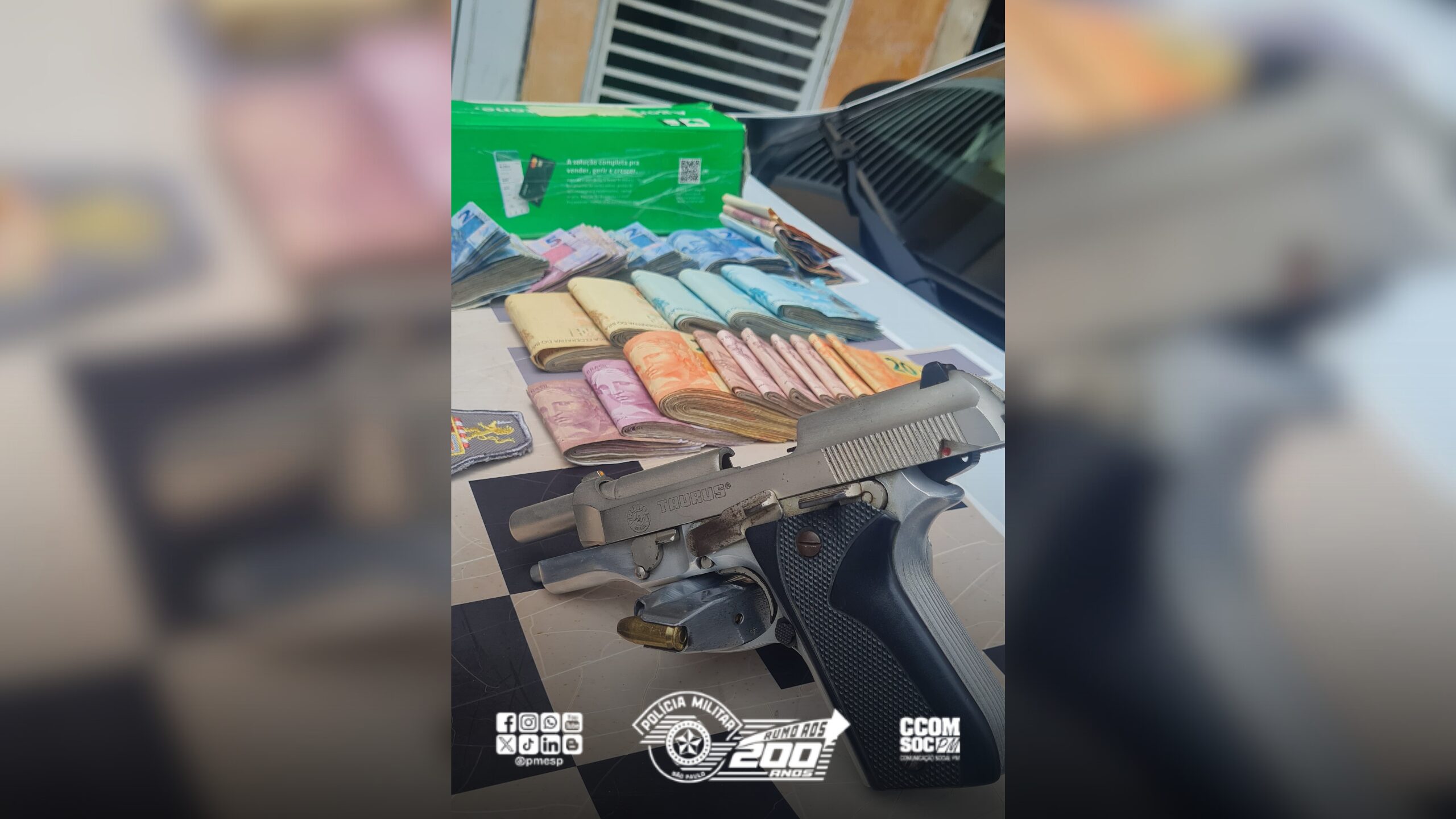 Arma escondida em cadeirinha de bebê e mais de R$ 11 mil em dinheiro são apreendidos em operação da PM