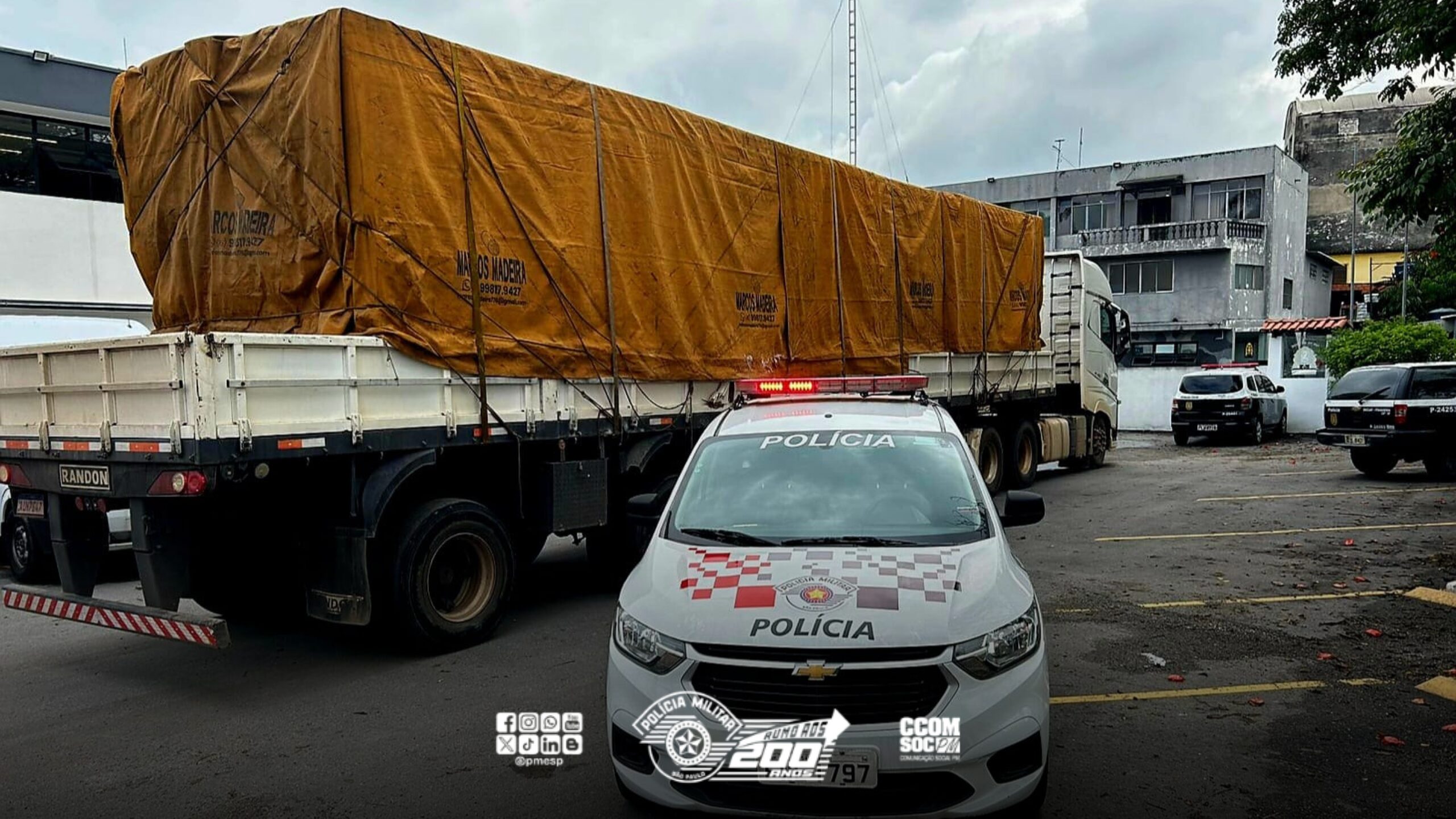 Caminhão carregado com madeira é recuperado pela PM na zona leste da Capital