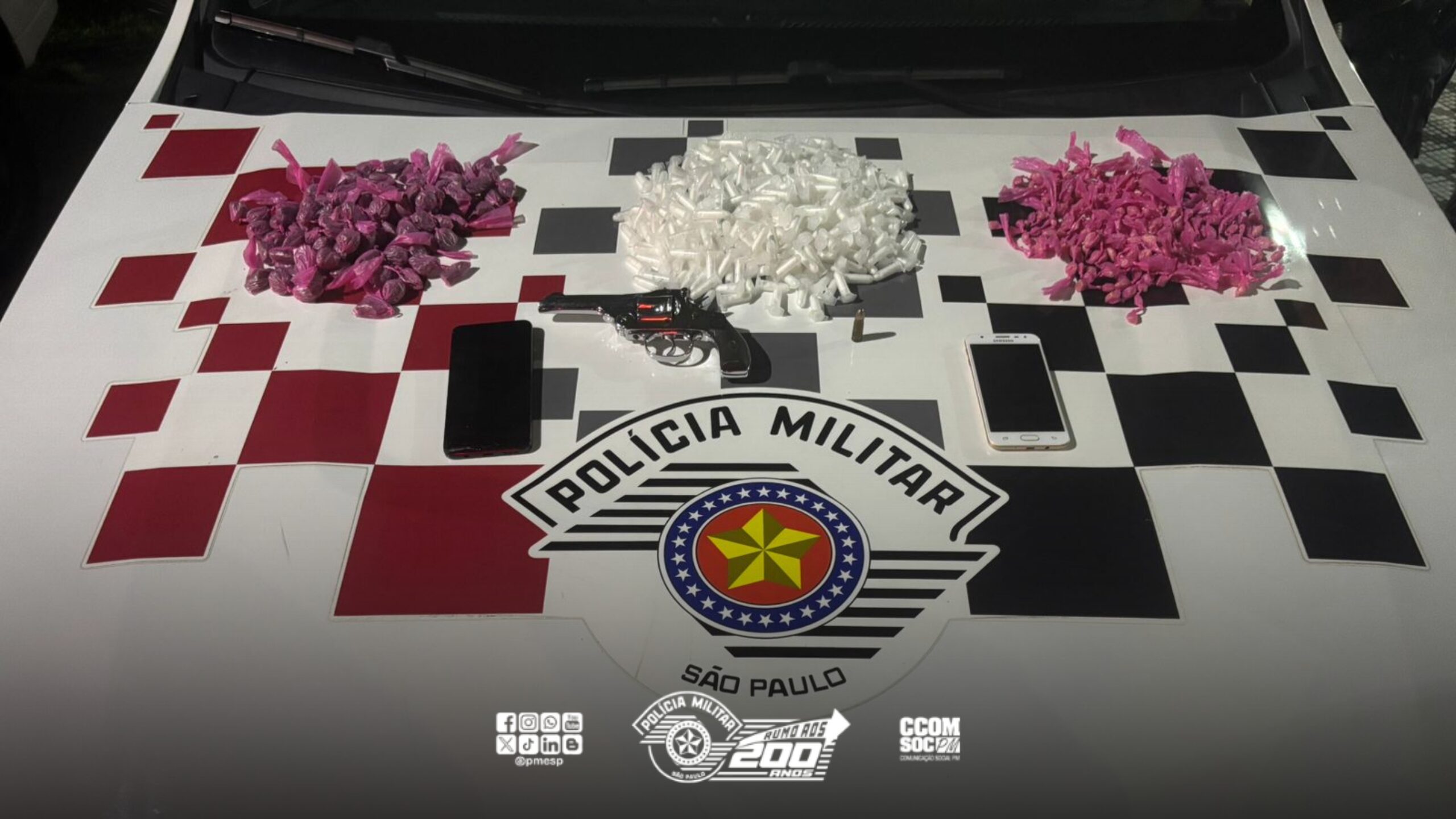 Arma de fogo e drogas são apreendidas pela PM em Taubaté/SP