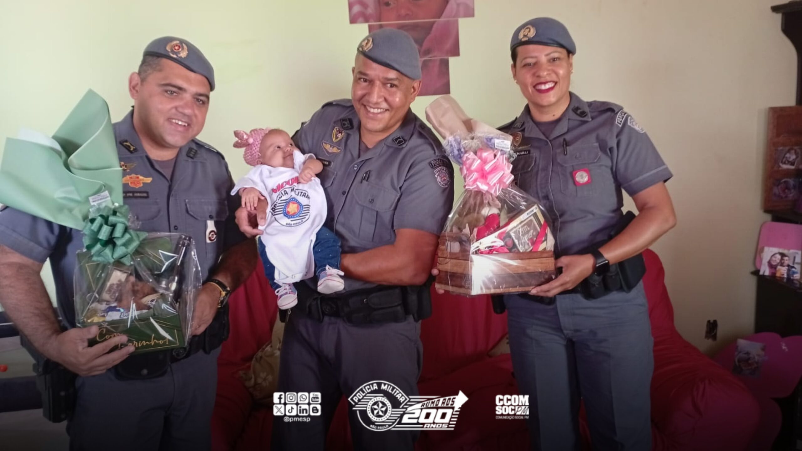 “Hoje tivemos a visita dos heróis de farda”, escreveu a mãe da pequena Nicole, de apenas 3 meses, salva pela Polícia Militar
