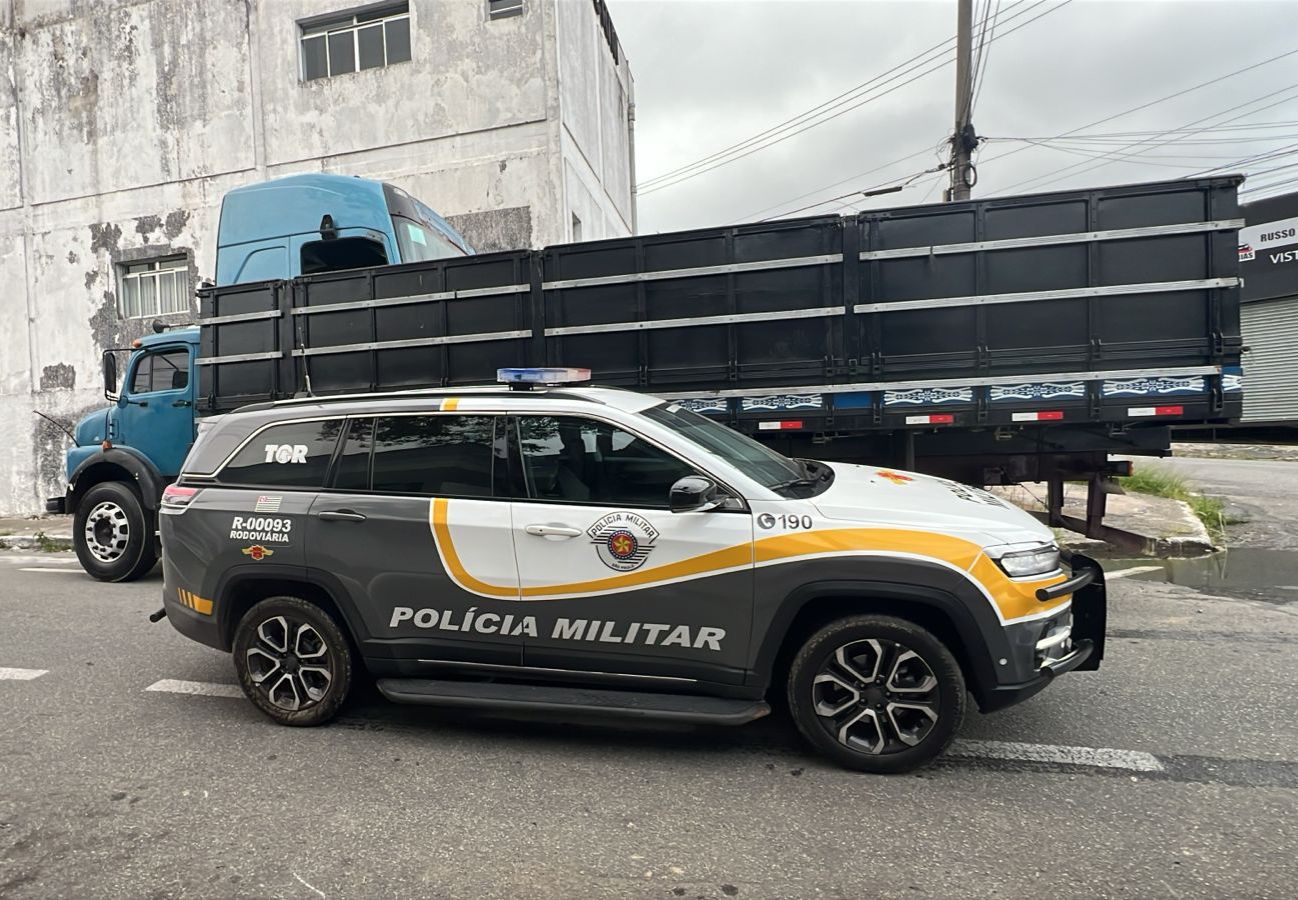 Durante a tarde de ontem (15), a equipe do TOR (Tático Ostensivo Rodoviário), em patrulhamento pela Rodovia Castelo Branco, em Barueri/SP, notou um caminhão que transportava, acondicionado sob a lona, algo com formato semelhante a uma cabine de caminhão. Cientes do histórico de transporte de veículos e peças de veículos provenientes de roubo/furto, a equipe decidiu realizar a abordagem.