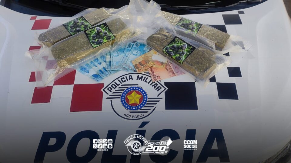 A Polícia Militar apreendeu pouco mais de 4 kg de maconha e prendeu um homem de 40 anos pelo crime de tráfico de drogas, na tarde deste sábado (11), na rodovia DRT-030 (estrada do Quércia), em Duartina/SP.