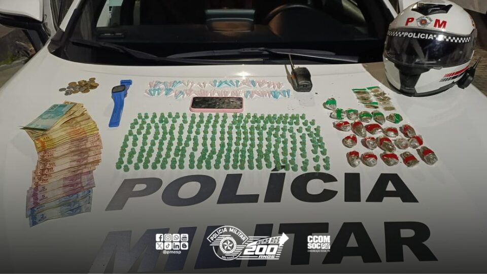 Ontem (11), policiais militares do 20º Batalhão de Polícia Militar do Interior prenderam um homem em flagrante por tráfico de drogas no bairro Pedreira Alta, em Ubatuba/SP.