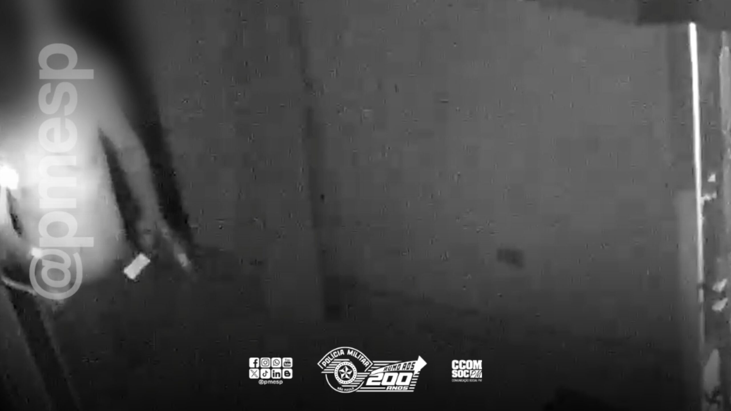 PM controla homem em surto e armado dentro de casa