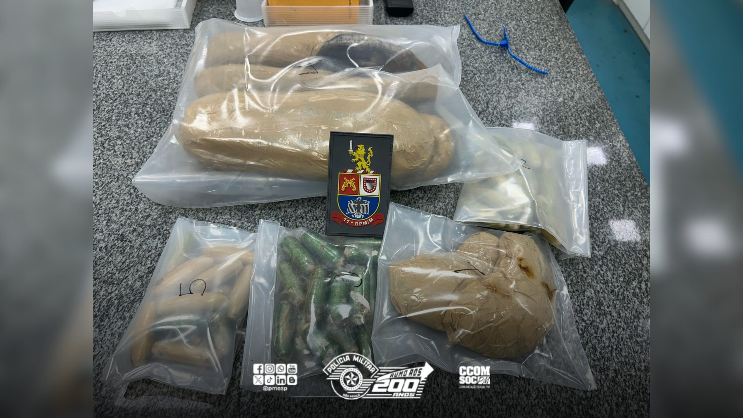 Passageiros que transportavam cocaína em ônibus são presos pela PM na Capital