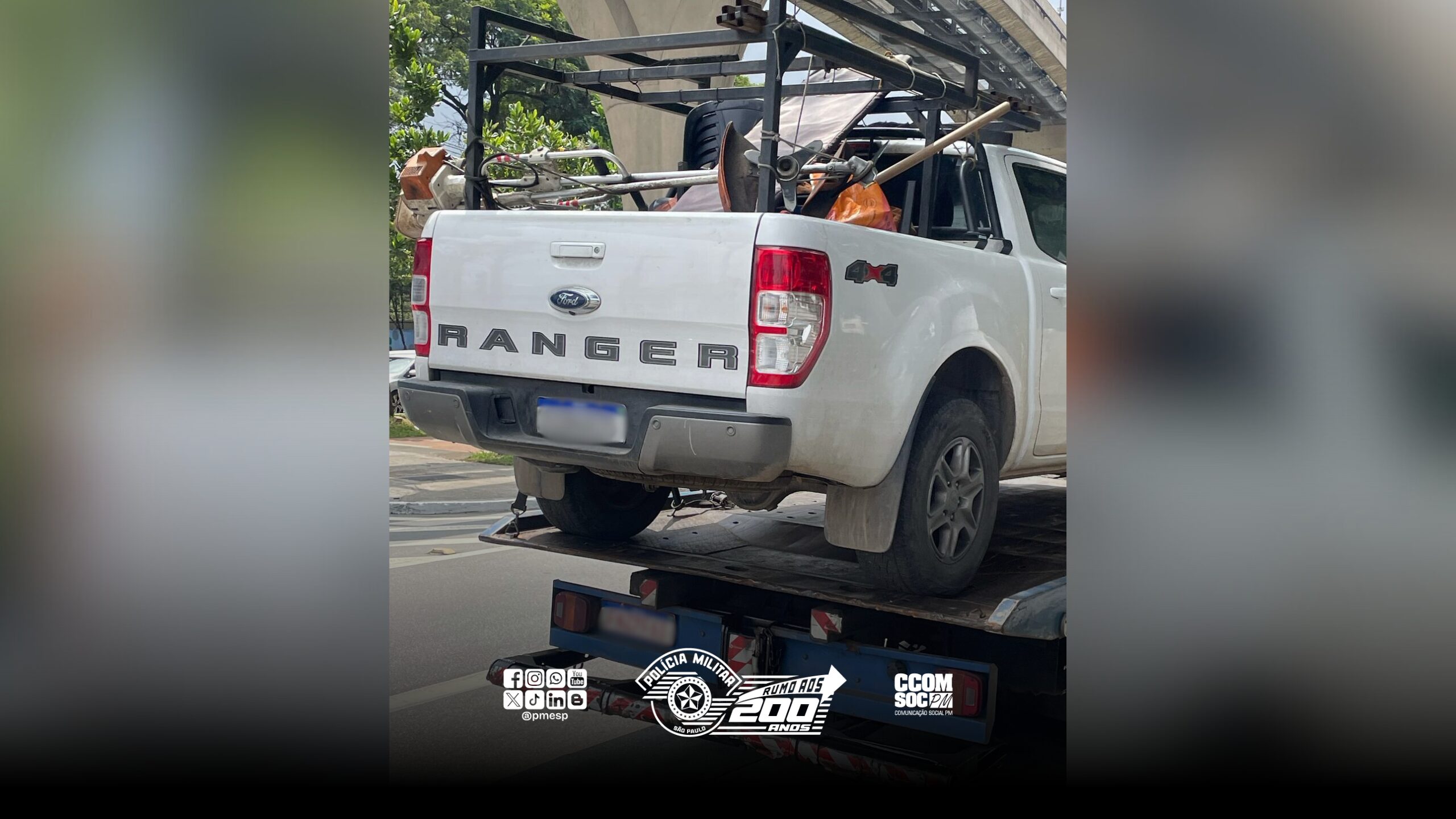 Caminhonete roubada é recuperada pela PM, após tentativa de fuga dos criminosos na zona leste