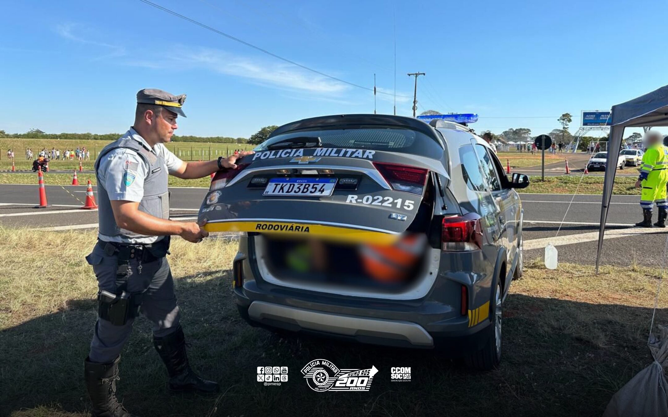 Grupo é flagrado pela PM Rodoviária extorquindo motoristas na área externa de evento agropecuário