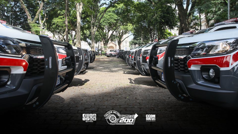 Na tarde desta quinta-feira (09), policiais militares localizaram duas espingardas e diversas munições durante diligência em um sítio na zona rural de Auriflama/SP. A ação foi motivada por informações sobre a presença de armas no local e a possível ocultação de um procurado da Justiça.