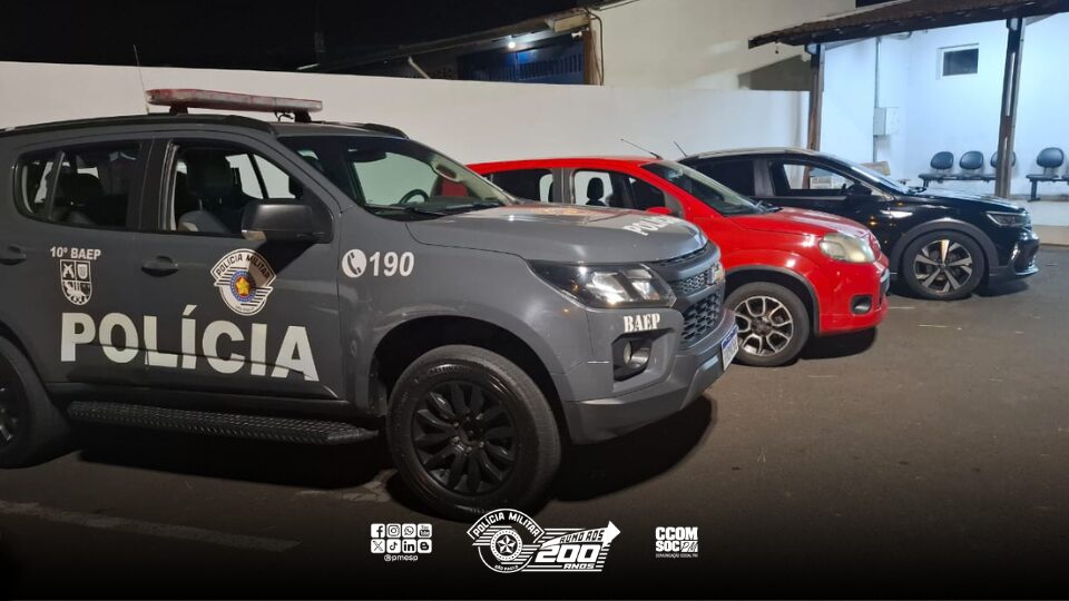 Na madrugada deste sábado (10), dois homens foram presos durante patrulhamento do 10º Batalhão de Ações Especiais de Polícia (BAEP) no município de Rio Claro/SP. A equipe recebeu informações de que os suspeitos estariam negociando veículos com um terceiro indivíduo para a realização de possíveis atentados contra as forças de segurança.