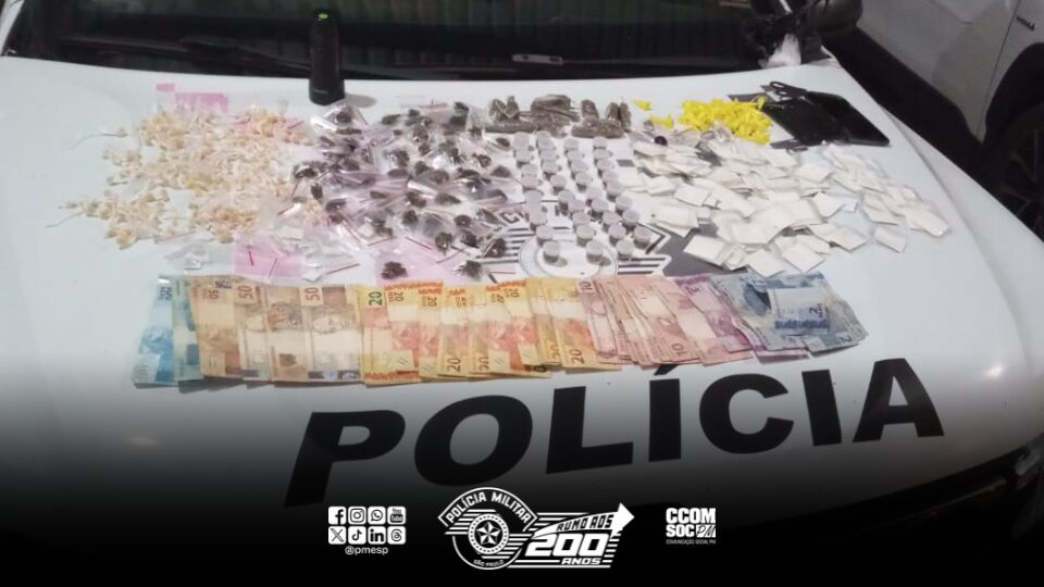 No fim da noite de quinta-feira (29), a Polícia Militar prendeu um homem por tráfico de drogas em Conchas/SP. A ocorrência foi registrada durante patrulhamento pela Rua Euclides Marracini, nas proximidades de uma área de mata conhecida por ser ponto de venda de entorpecentes.