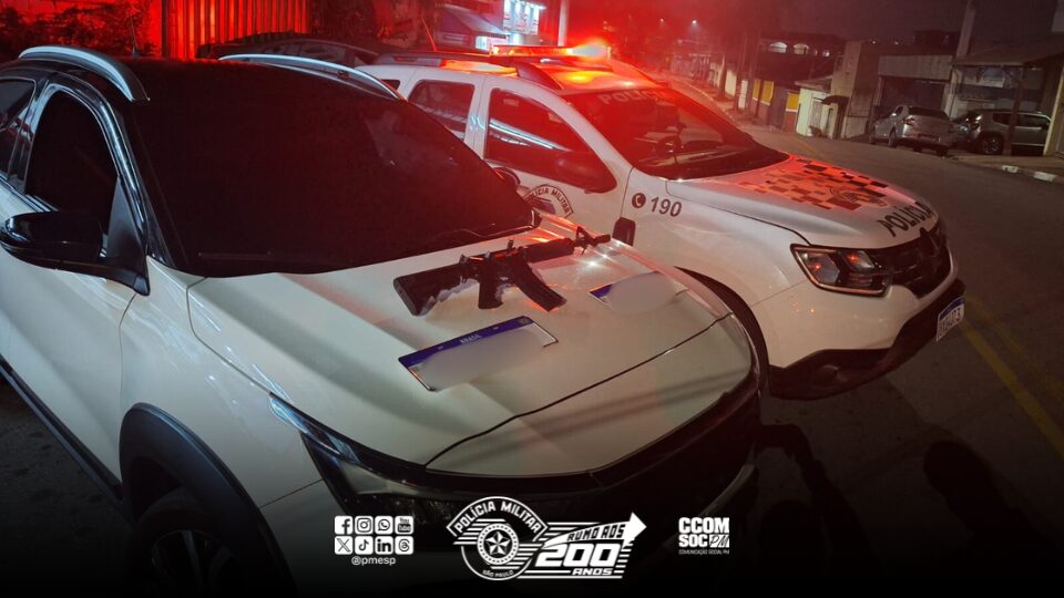 Na noite de sábado (17), um homem foi preso em flagrante após tentar fugir da Polícia Militar com um veículo roubado, na zona sul de São Paulo/SP. O caso ocorreu durante patrulhamento de rotina, quando os policiais perceberam um veículo trafegando em alta velocidade e realizando uma frenagem brusca.