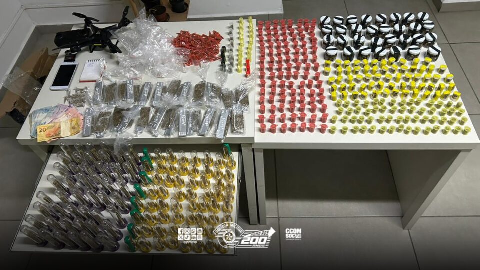 Três homens foram presos por tráfico de drogas na madrugada desta terça-feira (28) no bairro Tamoio, em Jundiaí/SP. A ação foi realizada por policiais militares do 49º Batalhão de Polícia Militar do Interior.