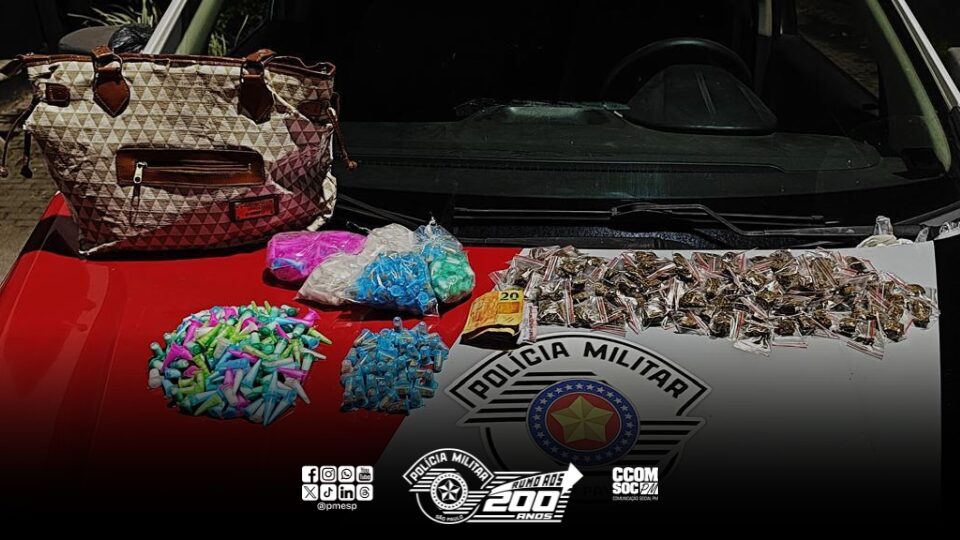 Na quinta-feira (29), policiais militares do 20º Batalhão de Polícia Militar do Interior prenderam em flagrante um homem de 26 anos por tráfico de drogas no bairro Umuarama, em Ubatuba/SP.
