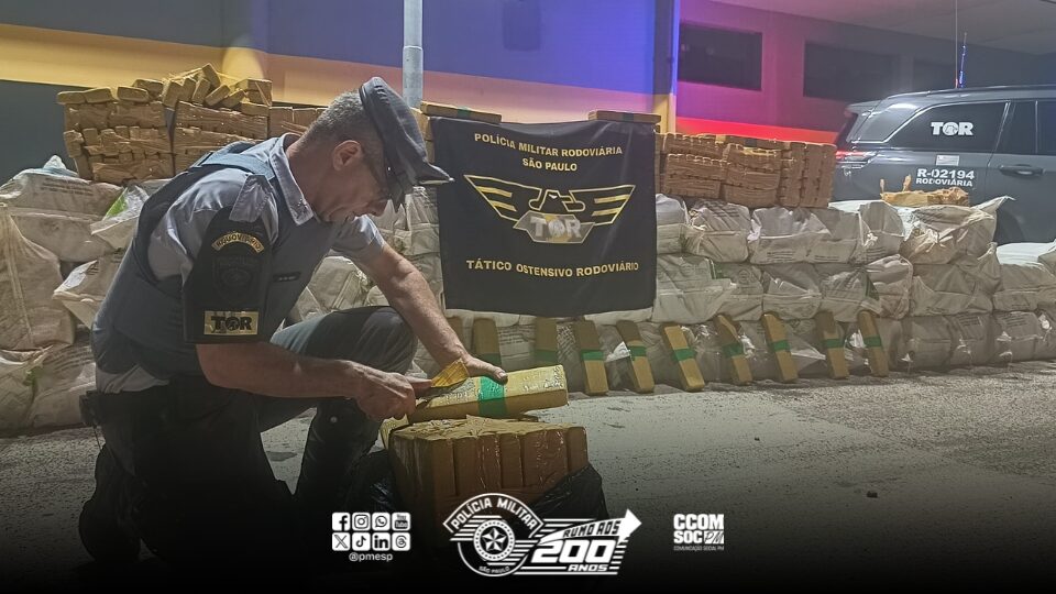 Uma carga de mais de 1,4 tonelada de maconha foi apreendida neste sábado (17) durante uma ação da Polícia Militar Rodoviária na Rodovia Engenheiro João Batista Cabral Rennó (SP-225), em Paulistânia/SP. A apreensão ocorreu durante a Operação Impacto, em conjunto com a FICCO/SP (Força Integrada de Combate ao Crime Organizado de São Paulo).
