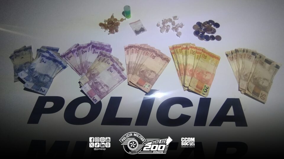 Na madrugada de sábado (17), durante patrulhamento pela região central de São Paulo/SP, um homem foi preso por tráfico de drogas na comunidade conhecida como Favela da Sousa Ramos, durante diligências que visavam localizar um portão de alumínio furtado.