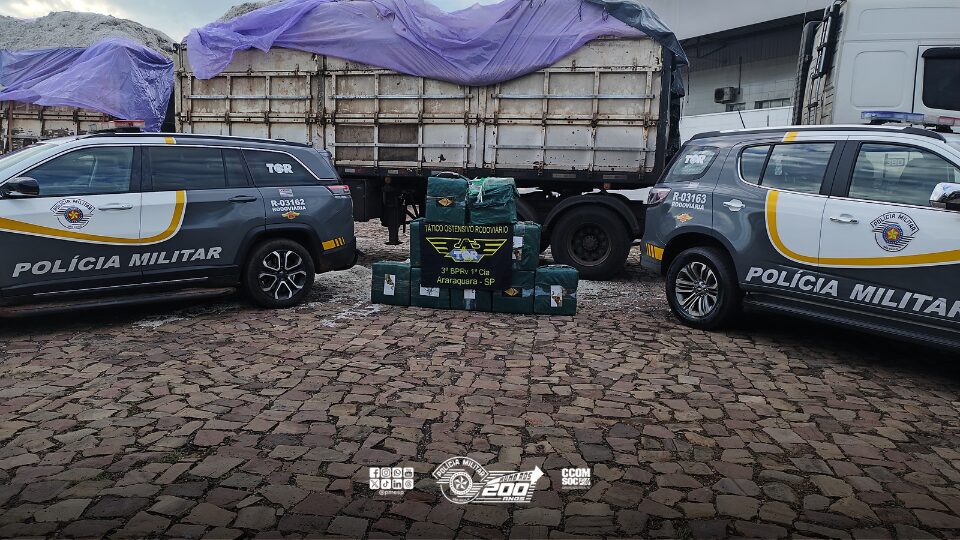 Na tarde desta segunda-feira (9), uma operação conjunta da FICCO/SP (Força Integrada de Combate ao Crime Organizado de São Paulo) e do 3º Batalhão de Polícia Rodoviária (3º BPRv) resultou na apreensão de aproximadamente 342 kg de cocaína, na Rodovia Washington Luís, em Araraquara/SP.
