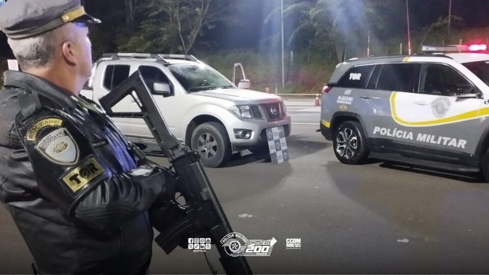 Na tarde de quinta-feira (12), durante a Operação Impacto, policiais militares abordaram uma caminhonete na Rodovia Engenheiro João Baptista Cabral Rennó, em Santa Cruz do Rio Pardo/SP.