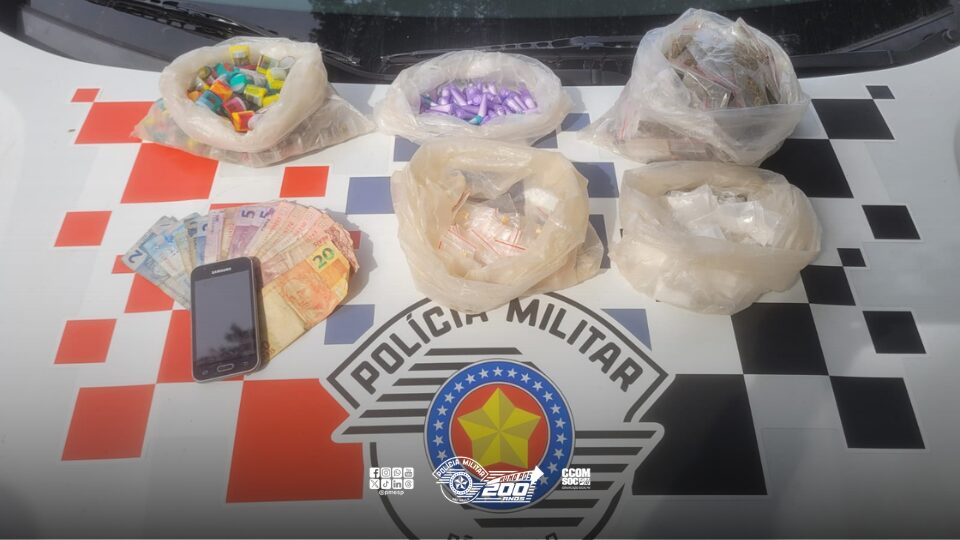 Na tarde deste sábado (14), policiais militares prenderam um homem em flagrante por tráfico de drogas no bairro Jardim Aliança, em Osasco/SP.