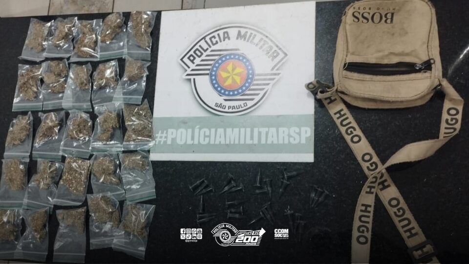 Na noite de sábado (14), um homem foi preso em flagrante por tráfico de drogas no bairro Vila Rica, em São Manuel/SP. Durante patrulhamento, policiais militares avistaram dois indivíduos em atitude suspeita, um deles com uma pochete no peito. Ao perceberem a aproximação da viatura, os suspeitos fugiram.