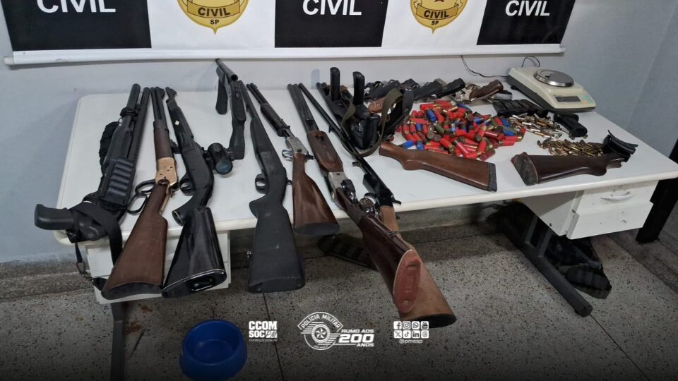 Polícia Militar apreende arsenal e prende pai e irmão por violência doméstica em Suzano/SP