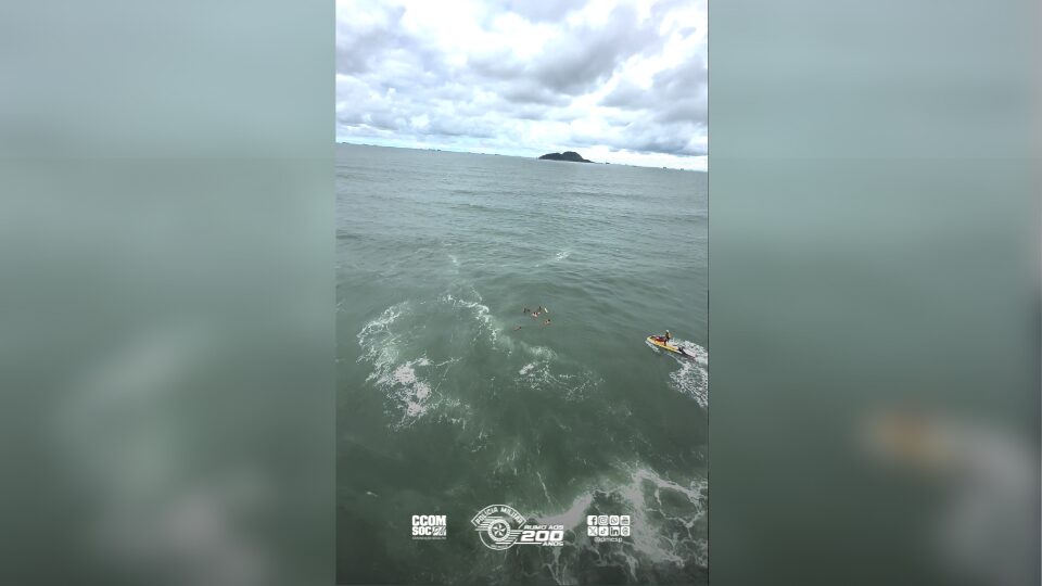 BOMBEIROS MARÍTIMOS REALIZAM SALVAMENTO AQUÁTICO NA PRAIA DO TOMBO, EM GUARUJÁ/SP