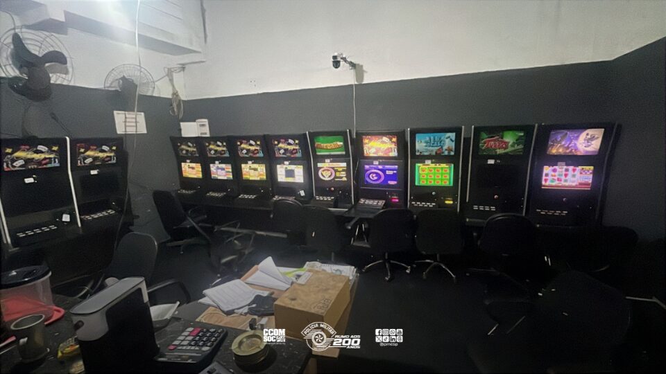 POLÍCIA MILITAR FLAGRA JOGO DE AZAR E APREENDE 32 MÁQUINAS CAÇA-NÍQUEL EM EMBU-GUAÇU/SP