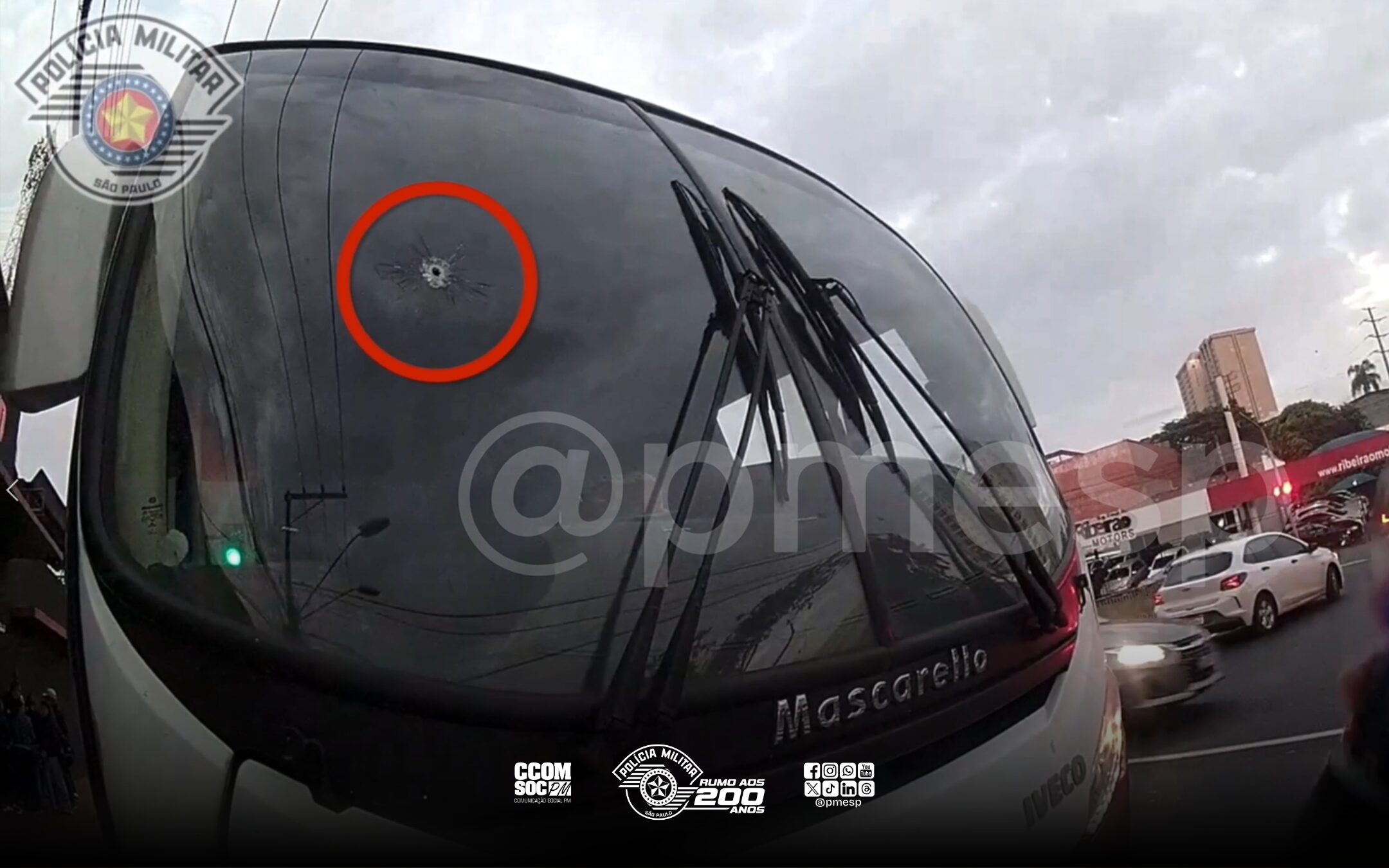 PM liberta reféns e prende criminoso armado que invadiu ônibus no interior de SP