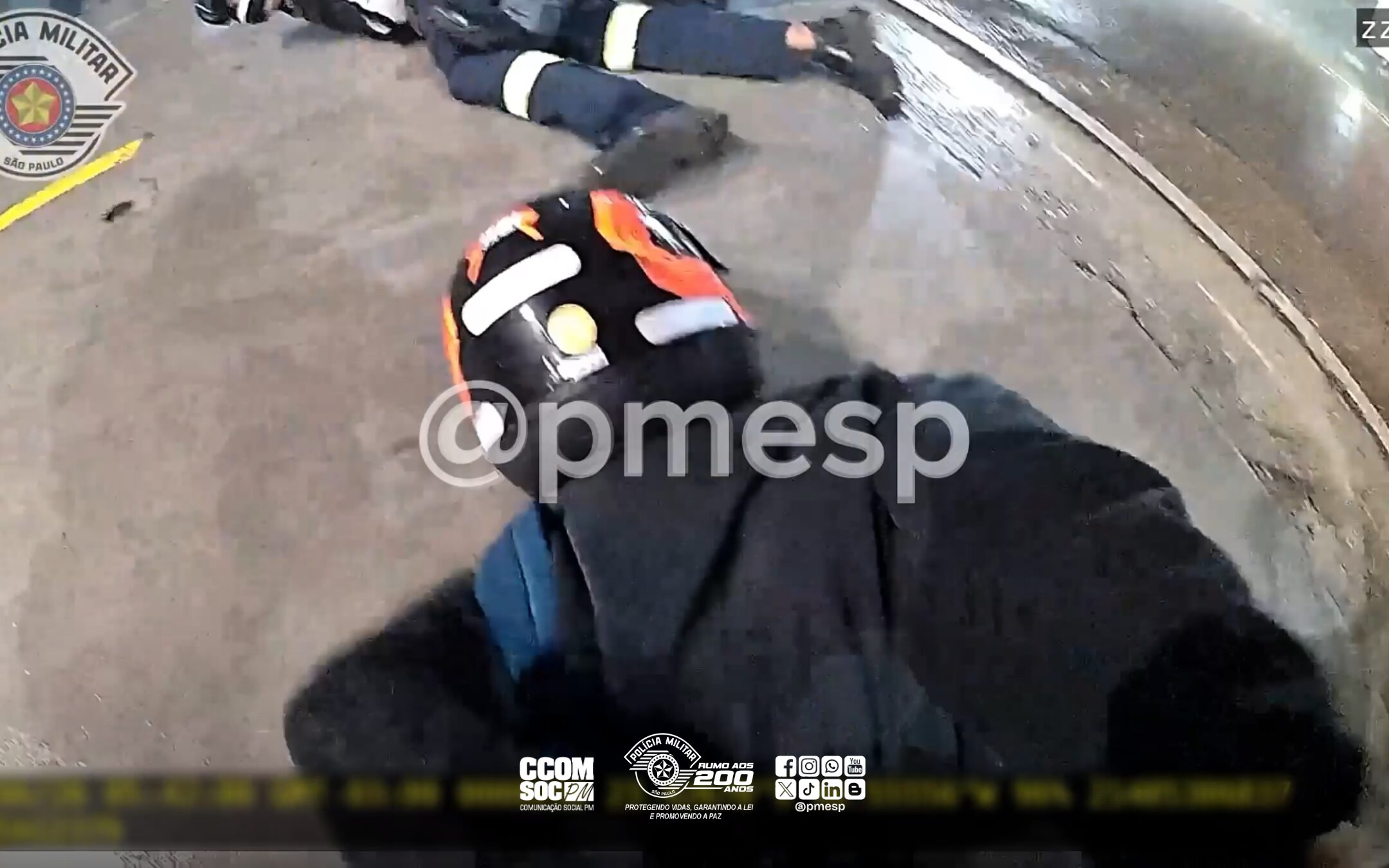 Dupla é presa em flagrante por roubo e PM apreende arma, celulares e outros objetos roubados em Guarulhos/SP.