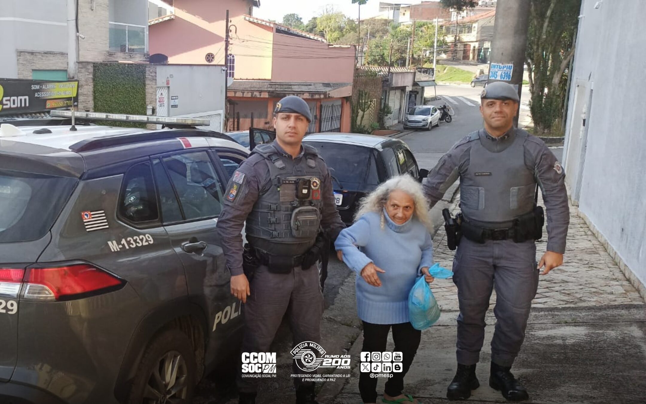 Policiais militares ajudam idosa desorientada a reencontrar a família em Mauá/SP