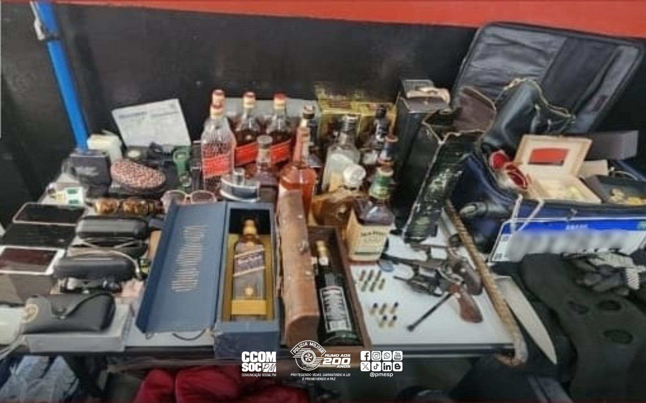 Quatro homens são presos pela PM após acompanhamento que terminou com armas e objetos roubados apreendidos em Campinas